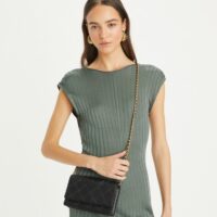 portefeuille-chaîne-fleming-en-cuir-souple-accessory-on-model.TB_138853_001_20240410_OMACC.pdp-750x853