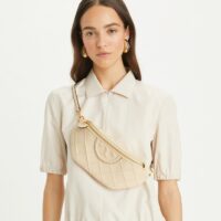 sac-banane-convertible-fleming-soft-accessory-on-model.TB_160132_122_20240410_OMACC.pdp-750x853