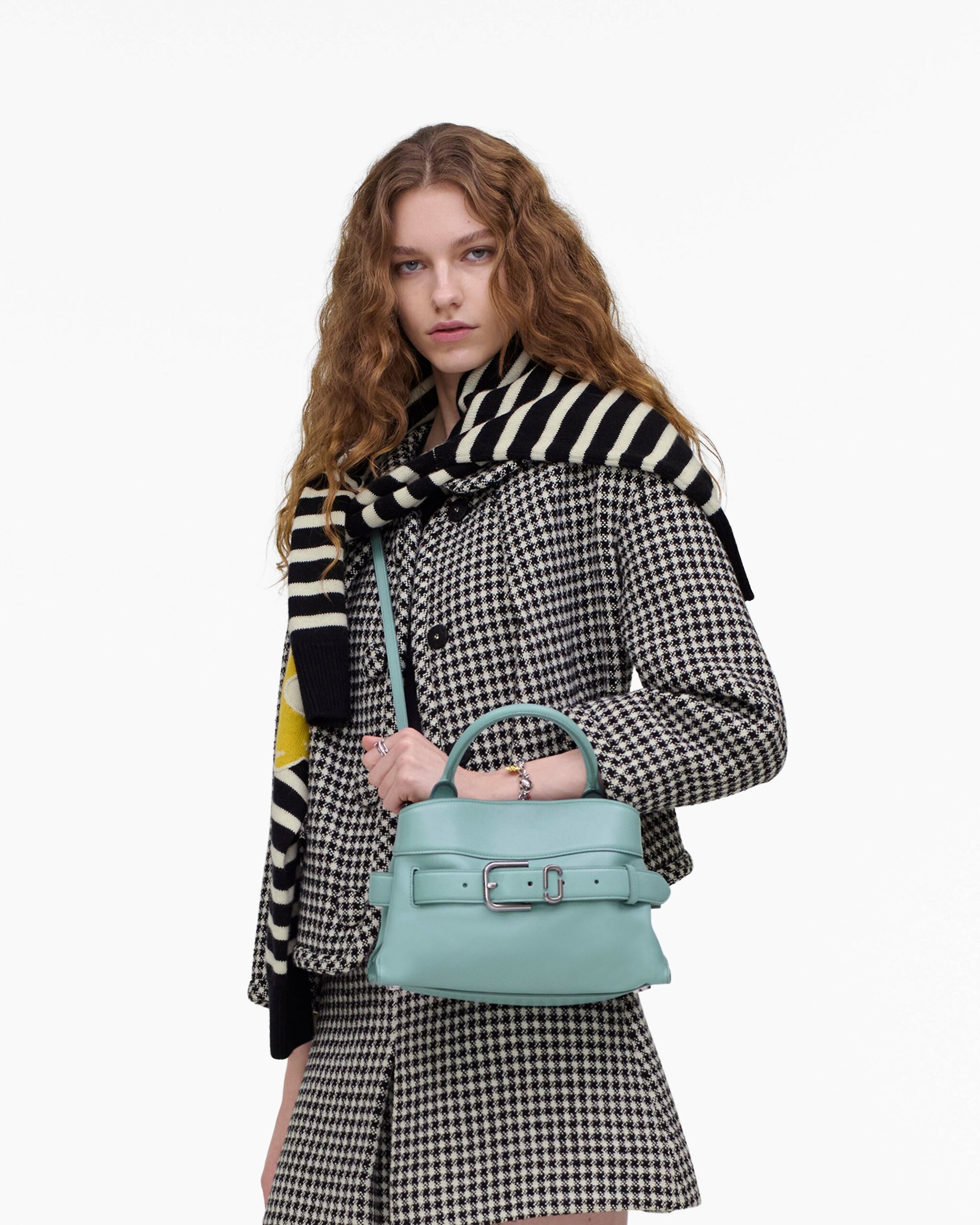 MJI_2R5HSC012H01_457_F8F8F8_4-5_ALT1