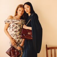 sac-porté-épaule-kira-à-matelassage-losange-vieilli-campaign.TB_Campaign_20250508_EOMC_012.pdp-1919x2180